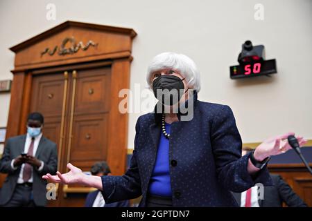 Washington, DC, USA. September 2021. Janet Yellen, US-Finanzsekretärin, zeigt sich beim Eintreffen zu einer Anhörung des Finanzdienstleistungsausschusses des Repräsentantenhauses in Washington, DC, USA, am Donnerstag, den 30. September, 2021. Die Finanzminister warnten diese Woche in einem Brief an die Führer des Kongresses, dass ihrem Ministerium um den 18. Oktober effektiv das Geld ausgehen wird, es sei denn, der Kongress setzt das Schuldenlimit ein oder erhöht es. Quelle: Al Drago/Pool via CNP/dpa/Alamy Live News Stockfoto