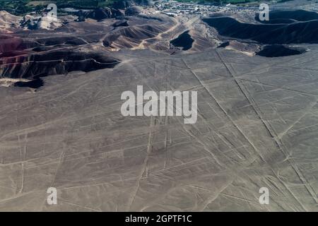 Luftaufnahme von Geoglyphen in der Nähe von Nazca - berühmte Nazca Lines, Peru. Stockfoto
