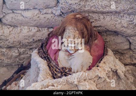 Erhaltene Mumie in einem Grab des Chauchilla-Friedhofs in Nazca, Peru Stockfoto