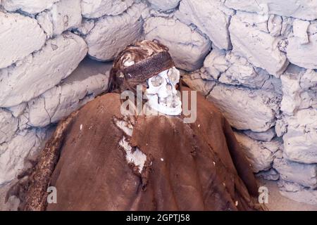 Erhaltene Mumie in einem Grab des Chauchilla-Friedhofs in Nazca, Peru Stockfoto