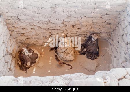 Erhaltene Mumien in einem Grab des Chauchilla-Friedhofs in Nazca, Peru Stockfoto