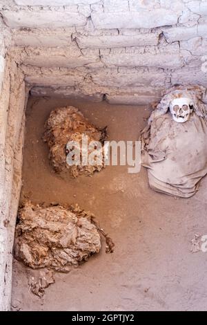 Erhaltene Mumien in einem Grab des Chauchilla-Friedhofs in Nazca, Peru Stockfoto