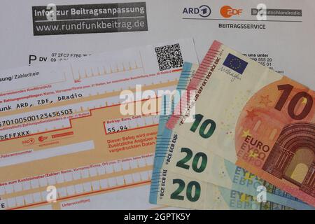deutsche öffentlich-rechtliche Rundfunkgebühren Rechnung Euro-Banknoten und Bankform mit neuem Betrag ab oktober 2021 Stockfoto