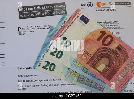 gebührenrechnung des öffentlichen Rundfunks und Euro-Banknoten mit neuem Betrag ab oktober 2021 Stockfoto