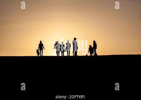 Silhouetten von Sandgrenzen während des Sonnenuntergangs in der Nähe der Wüstenoase Huacachina in der Nähe von Ica, Peru Stockfoto