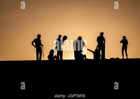 Silhouetten von Sandgrenzen während des Sonnenuntergangs in der Nähe der Wüstenoase Huacachina in der Nähe von Ica, Peru Stockfoto