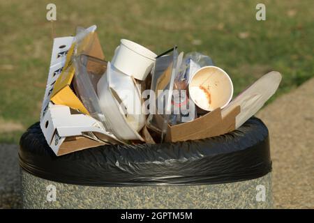 Fast-Food-Verpackungsbehälter in Abfallbehälter, Kunststoffverschmutzung, menschlicher Verbrauch, Durban, Südafrika, Stillleben, Gruppe von Objekten, Illustration Stockfoto