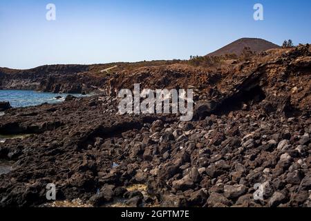 Blick auf die malerische Lavafelsen-Klippe auf der Insel Linosa. Sizilien Stockfoto