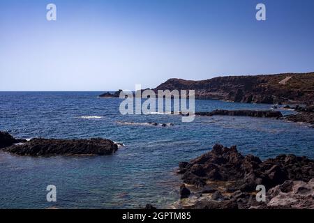 Blick auf die malerische Lavafelsen-Klippe auf der Insel Linosa. Sizilien Stockfoto