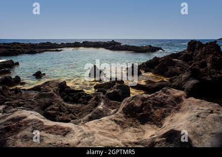 Blick auf die malerische Lavafelsen-Klippe auf der Insel Linosa. Sizilien Stockfoto