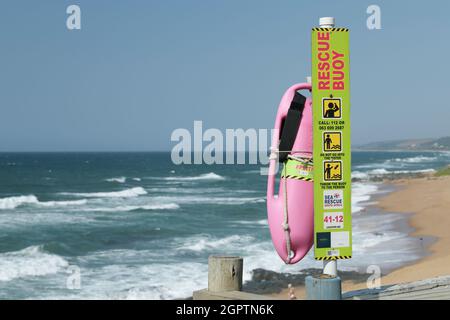 Rettungsboje, Strand, Rettungsboje, Rettungsboje, Durban, Südafrika, Wassersicherheit am Meer, Illustration, Schwimmausrüstung Stockfoto