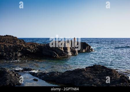 Blick auf die malerische Lavafelsen-Klippe auf der Insel Linosa. Sizilien Stockfoto