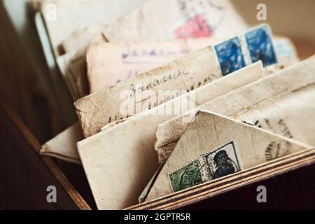 Postbriefe des Zweiten Weltkriegs im Karton Stockfoto