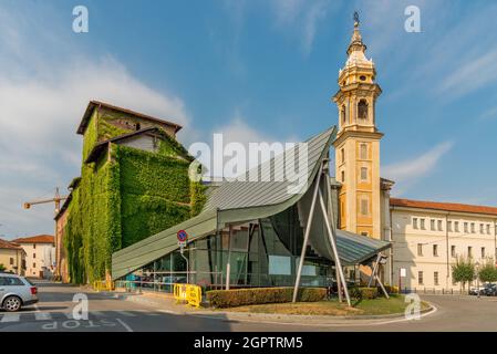 SAVIGLIANO,CUNEO,ITALIEN - 2. SEPTEMBER 2021: Mehrzweckraum (Projekt von Arch Gianfranco Gritella) bekannt als Crosà Neira in der Nähe der alten Kirche von Th Stockfoto