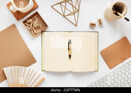 Sortiment an Schreibwaren aus Naturmaterial Stockfoto