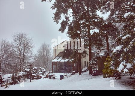 Traditionelle kleine Hütte in Schnee und Nebel Stockfoto