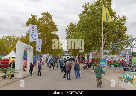 Novi Sad, Serbien - 21. September 2021: Menschen gehen auf der Landwirtschaftsmesse Expo. Stockfoto