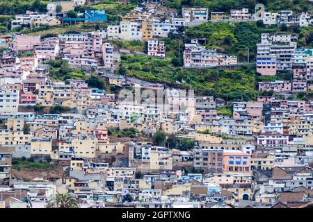 Häuser auf Hügeln in Quito, Ecuador Stockfoto