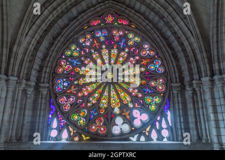 QUITO, ECUADOR - 24. JUNI 2015: Fenster der Basilika des Nationalen Gelübdes in Quito, Ecuador Stockfoto