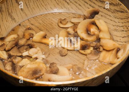 Auf dem Herd wird frischer Pilz-Julienne gekocht Stockfoto