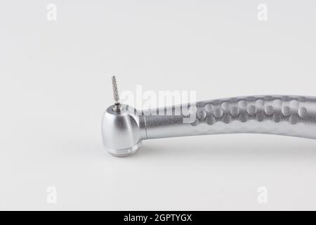 Handstück für Zahnturbinen auf weißem Hintergrund isoliert Stockfoto