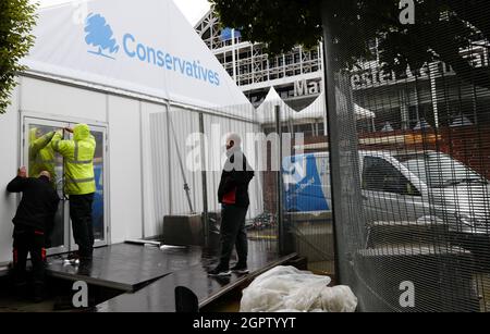 Manchester, Großbritannien. September 30 2021: Sicherheit für die konservative Parteikonferenz 2021. In ‘Manchester Central' in Manchester, Großbritannien. Die Teilnehmer werden im Midland Hotel übernachten.die Konferenz wird eine Mischung aus einer virtuellen Plattform sein. Die Konferenz wird zwischen dem 3. Und 6. Oktober stattfinden, wobei mehrere Proteste organisiert werden. Bildnachweis: Garyroberts/worldwidefeatures.com Bildnachweis: GARY ROBERTS/Alamy Live News Stockfoto