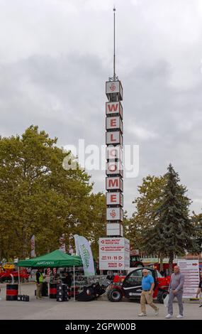 Novi Sad, Serbien - 21. September 2021: Sign Tower Willkommen auf der Landwirtschaftsmesse. Stockfoto