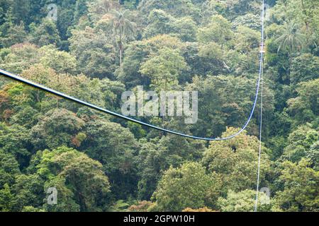 Seilbahnen durchqueren tiefes Tal, bis zu 152 m über dem Boden in der Nähe von Mindo, Ecuador. Stockfoto