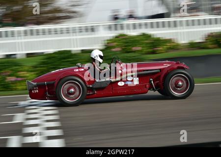 Mark Gillies, Stephen Skipworth, Richard Skipworth, Aston Martin Brooklands, Brooklands Trophy, Ein Vollblut-Sportwagen-Rennen mit zwei Fahrern um Post-Vin Stockfoto