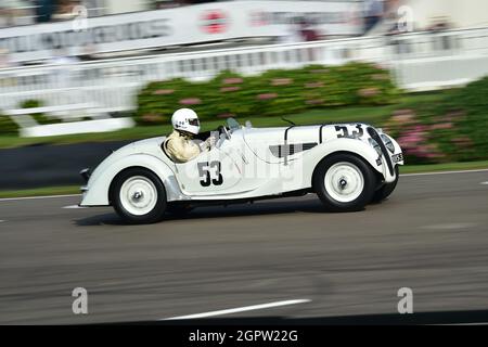 John Ure, Alastair Pugh, BMW 328 Frazer Nash, Brooklands Trophy, ein Vollblut-Sportwagen-Rennen mit zwei Fahrern für postklassische Fahrzeuge, Goodwood Revival Stockfoto