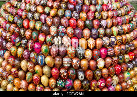 Ostereier zu Ehren der Auferstehung Jesu Christi. Viele bemalte dekorative Eier. Schöne Färbung handgemachte Ostereier. Das Symbol Stockfoto