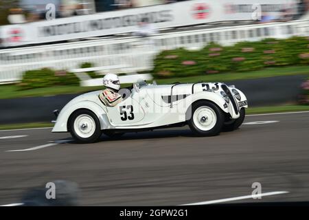 John Ure, Alastair Pugh, BMW 328 Frazer Nash, Brooklands Trophy, ein Vollblut-Sportwagen-Rennen mit zwei Fahrern für postklassische Fahrzeuge, Goodwood Revival Stockfoto