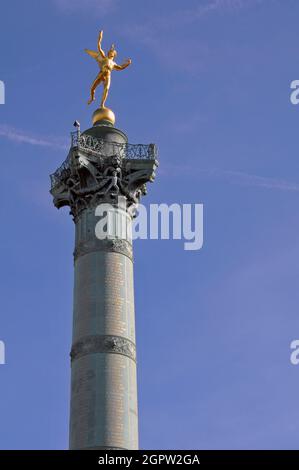Die Colonne de Juillet (Julisäule) auf dem Pariser Place de la Bastille wird von Auguste Dumonts Skulptur Génie de la Liberté (Spirit of Freedom) gekrönt. Stockfoto