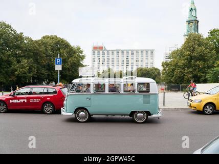 Stadtrundfahrt mit Guide in einem alten VW Bulli durch die Berliner Innenstadt Stockfoto