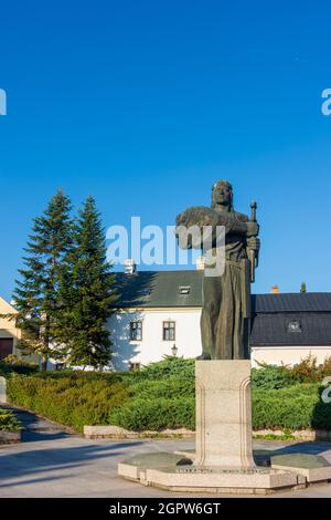 Nitra (Neutra): Platz Pribinovo namesti, Statue von Pribina in , Slowakei Stockfoto