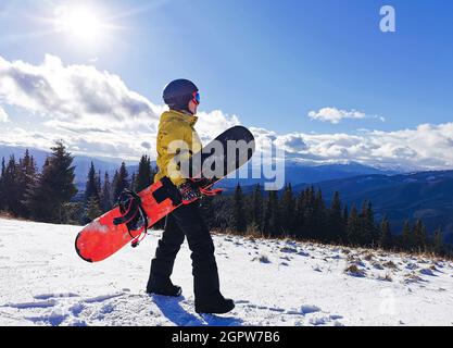 Eine Person, die auf einem schneebedeckten Hang steht Stockfoto