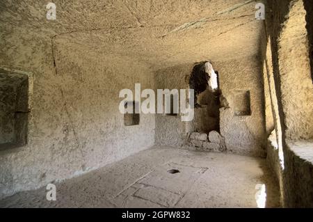 Felsgesteintes Höhlenhaus in der Türkei in einem Raum in der unterirdischen Stadt Guzelyurt, Kappadokien Stockfoto