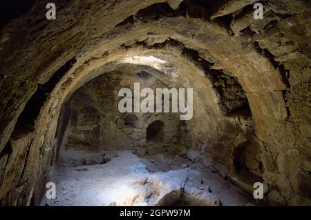 Felsgesteintes Höhlenhaus in der Türkei in einem Raum in der unterirdischen Stadt Guzelyurt, Kappadokien Stockfoto