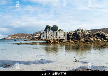 Blick von Kitchen Porth, Bryher auf die Hangman Island und Cromwell's Castle auf der Insel Tresco, Isles of Scilly Stockfoto