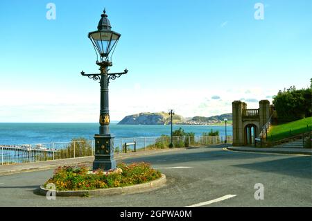 Historische Llandudno Retro-Straßenlaterne auf einer Kreiselinsel in Nordwales Stockfoto