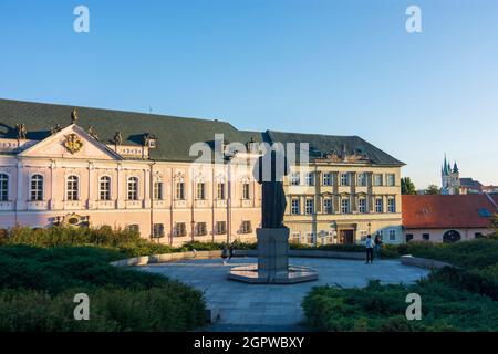 Nitra (Neutra): Platz Pribinovo namesti, das große Priesterseminar-Haus und die Diözesanbibliothek (rosa), Statue von Pribina in , Slowakei Stockfoto