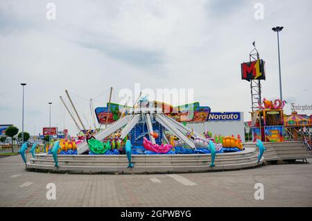 POZNAN, POLEN - 24. Jul 2017: Eine Flugkarussell-Attraktion auf einer Messe im Franowo-Gebiet. Stockfoto