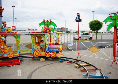 POZNAN, POLEN - 24. Jul 2017: Eine farbenfrohe Zugattraktion mit einem sitzenden Jungen auf einem Jahrmarkt in der Gegend von Franowo. Stockfoto