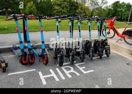 E-Scooter Verleih, Reihe von Tier-Elektro-Scooter, Vauxhall Pleasure Gardens London England Großbritannien Stockfoto