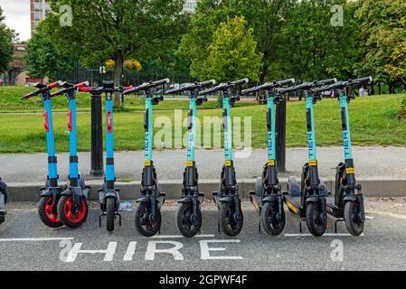 E-Scooter Verleih, Reihe von Tier-Elektro-Scooter, Vauxhall Pleasure Gardens London England Großbritannien Stockfoto