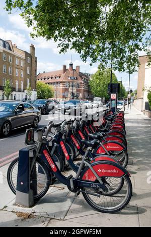 Santander Fahrräder oder Fahrräder, die im Regal stehen, Park Road Westminster London NW1 England Großbritannien Stockfoto