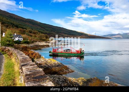 GLENELG KYLE RHEA SCOTLAND GLENACHULISH FÄHRE BLICK AUF DAS BOOT VON DER STRASSE DER SKYE TERMINAL UND SLIPWAY IM SPÄTSOMMER Stockfoto