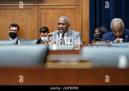 Washington, DC, USA. September 2021. Der Vertreter der Vereinigten Staaten, Gregory Meeks (Demokrat von New York), spricht während einer Anhörung des Finanzdienstleistungsausschusses des Repräsentantenhauses in Washington, DC, USA, am Donnerstag, den 30. September, 2021. Die Finanzminister warnten diese Woche in einem Brief an die Führer des Kongresses, dass ihrem Ministerium um den 18. Oktober effektiv das Geld ausgehen wird, es sei denn, der Kongress setzt das Schuldenlimit ein oder erhöht es. Quelle: Al Drago/Pool via CNP/dpa/Alamy Live News Stockfoto