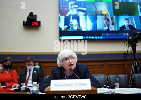 Washington, DC, USA. September 2021. Janet Yellen, US-Finanzminister, spricht während einer Anhörung des Finanzdienstleistungsausschusses des Repräsentantenhauses in Washington, DC, USA, am Donnerstag, den 30. September, 2021. Die Finanzminister warnten diese Woche in einem Brief an die Führer des Kongresses, dass ihrem Ministerium um den 18. Oktober effektiv das Geld ausgehen wird, es sei denn, der Kongress setzt das Schuldenlimit ein oder erhöht es. Quelle: Al Drago/Pool via CNP/dpa/Alamy Live News Stockfoto