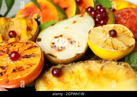 Gegrillte Früchte, Nahaufnahme und selektiver Fokus. Stockfoto